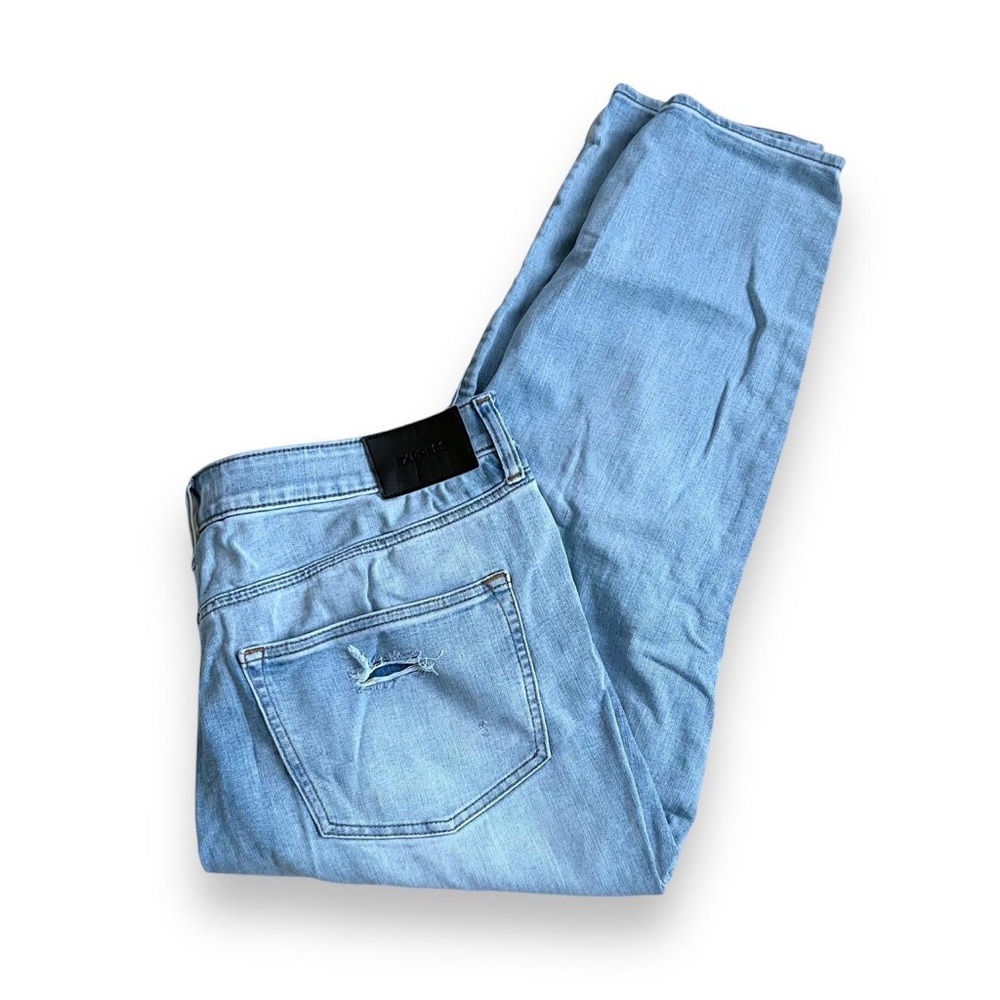 Men’s light wash baggy jeans